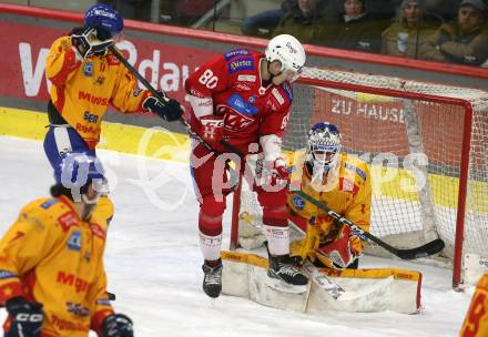 EBEL. Eishockey Bundesliga. EC KAC gegen Asiago Hockey.   Nikolaus Kraus, (KAC), Marco De Filippo Roia  (Asiago).  Klagenfurt, am 23.1.2024.
Foto: Kuess
www.qspictures.net
---
pressefotos, pressefotografie, kuess, qs, qspictures, sport, bild, bilder, bilddatenbank