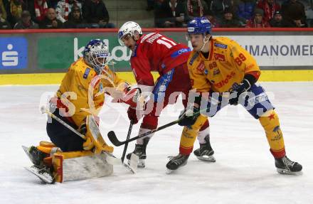 EBEL. Eishockey Bundesliga. EC KAC gegen Asiago Hockey.   Lukas Haudum,  (KAC),   Filippo Rigoni, Marco De Filippo Roia (Asiago).  Klagenfurt, am 23.1.2024.
Foto: Kuess
www.qspictures.net
---
pressefotos, pressefotografie, kuess, qs, qspictures, sport, bild, bilder, bilddatenbank