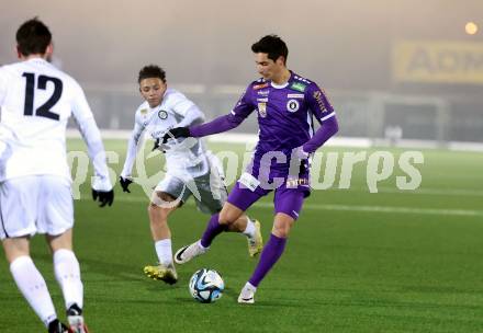 Fussball Testspiel. SK Austria Klagenfurt gegen Sturm Graz Amateure.  Sebastian Guerra Soto (KLagenfurt). Moosburg, am 24.1.2024.
Foto: Kuess
www.qspictures.net
---
pressefotos, pressefotografie, kuess, qs, qspictures, sport, bild, bilder, bilddatenbank