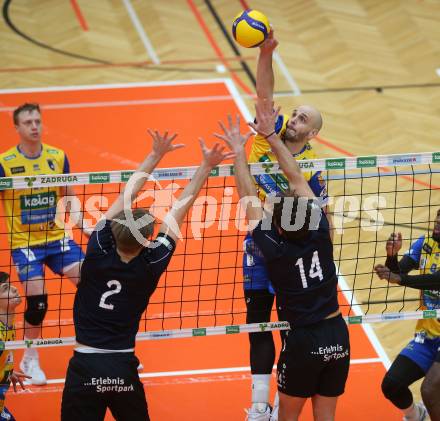 Volleyball. Powerfusion Volley League Men. SK Zadruga Aich/Dob gegen VBK Woerther-See-Loewen Klagenfurt.   Alpar Szabo,  (Aich/Dob),  David Marius Petschnig, Adonis Alagic  (Worthersee Loewen). Bleiburg, am 27.1.2024.
Foto: Kuess
www.qspictures.net
---
pressefotos, pressefotografie, kuess, qs, qspictures, sport, bild, bilder, bilddatenbank