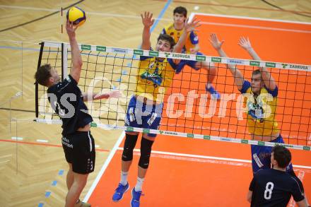 Volleyball. Powerfusion Volley League Men. SK Zadruga Aich/Dob gegen VBK Woerther-See-Loewen Klagenfurt. Angelos Mandilaris, Jekabs Dzenis,   (Aich/Dob),  Eric Stadie   (Worthersee Loewen). Bleiburg, am 27.1.2024.
Foto: Kuess
www.qspictures.net
---
pressefotos, pressefotografie, kuess, qs, qspictures, sport, bild, bilder, bilddatenbank