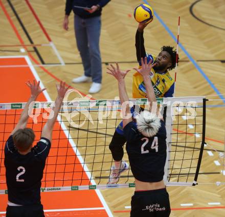 Volleyball. Powerfusion Volley League Men. SK Zadruga Aich/Dob gegen VBK Woerther-See-Loewen Klagenfurt.  Bryan Camino Martinez (Aich/Dob),  , David Marius Petschnig, Moritz Nedetzky    (Worthersee Loewen). Bleiburg, am 27.1.2024.
Foto: Kuess
www.qspictures.net
---
pressefotos, pressefotografie, kuess, qs, qspictures, sport, bild, bilder, bilddatenbank