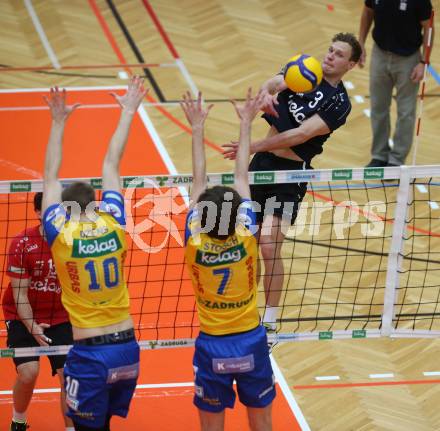 Volleyball. Powerfusion Volley League Men. SK Zadruga Aich/Dob gegen VBK Woerther-See-Loewen Klagenfurt.  Jekabs Dzenis, Elia Stosch,  (Aich/Dob),  Eric Stadie   (Worthersee Loewen). Bleiburg, am 27.1.2024.
Foto: Kuess
www.qspictures.net
---
pressefotos, pressefotografie, kuess, qs, qspictures, sport, bild, bilder, bilddatenbank