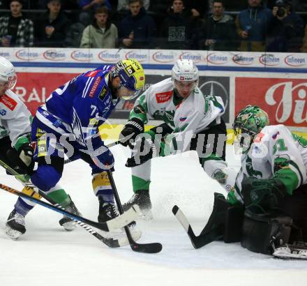 EBEL. Eishockey Bundesliga. EC VSV gegen HK SZ Olimpija Ljubljana.  John Hughes,  (VSV),  Aljosa Crnovic, Lukas Horak   (Olimpija Ljubljana). Villach, am 2.2.2024.
Foto: Kuess
www.qspictures.net
---
pressefotos, pressefotografie, kuess, qs, qspictures, sport, bild, bilder, bilddatenbank