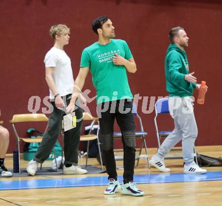 Basketball 2. Liga 2023/2024. Grunddurchgang 16. Runde.  KOS gegen RAIDERS Tirol.   Trainer  Dalibor Cevriz (KOS),  Klagenfurt, am 3.2.2024.
Foto: Kuess
www.qspictures.net
---
pressefotos, pressefotografie, kuess, qs, qspictures, sport, bild, bilder, bilddatenbank