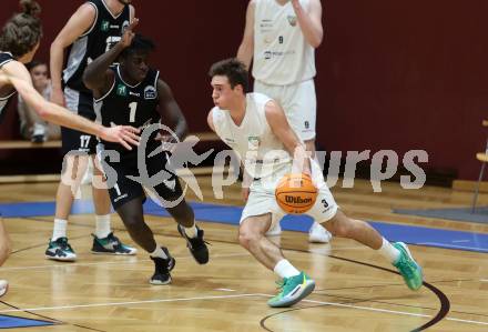 Basketball 2. Liga 2023/2024. Grunddurchgang 16. Runde.  KOS gegen RAIDERS Tirol.   Niklas Michel (KOS),   Dennis Acheampong (Tirol). Klagenfurt, am 3.2.2024.
Foto: Kuess
www.qspictures.net
---
pressefotos, pressefotografie, kuess, qs, qspictures, sport, bild, bilder, bilddatenbank