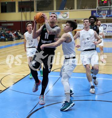 Basketball 2. Liga 2023/2024. Grunddurchgang 16. Runde.  KOS gegen RAIDERS Tirol.  Simon Siencnik  (KOS), Ronalds Elksnis   (Tirol). Klagenfurt, am 3.2.2024.
Foto: Kuess
www.qspictures.net
---
pressefotos, pressefotografie, kuess, qs, qspictures, sport, bild, bilder, bilddatenbank