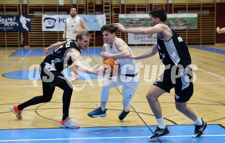 Basketball 2. Liga 2023/2024. Grunddurchgang 16. Runde.  KOS gegen RAIDERS Tirol. Simon Siencnik   (KOS),  Ronalds Elksnis, Tihomir Vranjes  (Tirol). Klagenfurt, am 3.2.2024.
Foto: Kuess
www.qspictures.net
---
pressefotos, pressefotografie, kuess, qs, qspictures, sport, bild, bilder, bilddatenbank