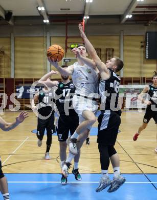 Basketball 2. Liga 2023/2024. Grunddurchgang 16. Runde.  KOS gegen RAIDERS Tirol.   Andi Smrtnik (KOS), Edgars Kaufmanis  (Tirol). Klagenfurt, am 3.2.2024.
Foto: Kuess
www.qspictures.net
---
pressefotos, pressefotografie, kuess, qs, qspictures, sport, bild, bilder, bilddatenbank