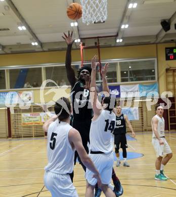 Basketball 2. Liga 2023/2024. Grunddurchgang 16. Runde.  KOS gegen RAIDERS Tirol.  Veljko Dena  (KOS),   Mansata Cisse (Tirol). Klagenfurt, am 3.2.2024.
Foto: Kuess
www.qspictures.net
---
pressefotos, pressefotografie, kuess, qs, qspictures, sport, bild, bilder, bilddatenbank