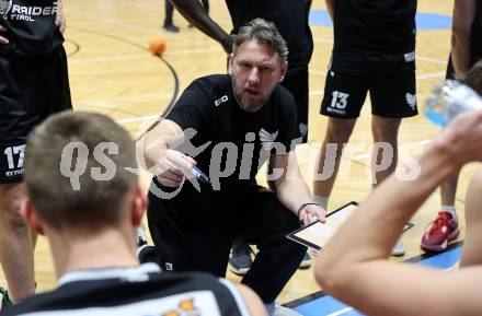 Basketball 2. Liga 2023/2024. Grunddurchgang 16. Runde.  KOS gegen RAIDERS Tirol.   Trainer Amir Medinov (Tirol). Klagenfurt, am 3.2.2024.
Foto: Kuess
www.qspictures.net
---
pressefotos, pressefotografie, kuess, qs, qspictures, sport, bild, bilder, bilddatenbank