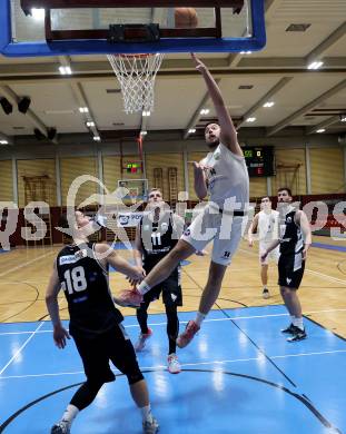 Basketball 2. Liga 2023/2024. Grunddurchgang 16. Runde.  KOS gegen RAIDERS Tirol. Veljko Dena   (KOS),  Edgars Kaufmanis  (Tirol). Klagenfurt, am 3.2.2024.
Foto: Kuess
www.qspictures.net
---
pressefotos, pressefotografie, kuess, qs, qspictures, sport, bild, bilder, bilddatenbank