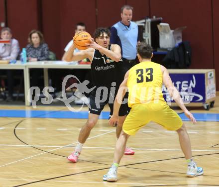 Basketball 2. Bundesliga. Woerthersee Piraten gegen Basket Flames. Simon Finzgar (Piraten), Armin Karian  (Basket Flames). Klagenfurt, am 4.2.2024.
Foto: Kuess
---
pressefotos, pressefotografie, kuess, qs, qspictures, sport, bild, bilder, bilddatenbank