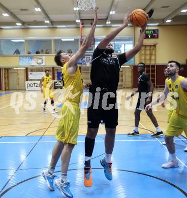 Basketball 2. Bundesliga. Woerthersee Piraten gegen Basket Flames. Simon Finzgar (Piraten) Dennis Ugodi (Basket Flames). Klagenfurt, am 4.2.2024.
Foto: Kuess
---
pressefotos, pressefotografie, kuess, qs, qspictures, sport, bild, bilder, bilddatenbank