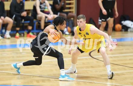 Basketball 2. Bundesliga. Woerthersee Piraten gegen Basket Flames. Jernej Andolsek Heine  (Piraten), Yann Grandperret (Basket Flames). Klagenfurt, am 4.2.2024.
Foto: Kuess
---
pressefotos, pressefotografie, kuess, qs, qspictures, sport, bild, bilder, bilddatenbank