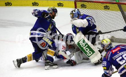 EBEL. Eishockey Bundesliga. EC VSV gegen HC TIWAG Innsbruck.  Andrew Desjardins, Jean Philippe Lamoureux, (VSV),  Kevin Roy   (Innsbruck). Villach, am 21.2.2024.
Foto: Kuess
www.qspictures.net
---
pressefotos, pressefotografie, kuess, qs, qspictures, sport, bild, bilder, bilddatenbank