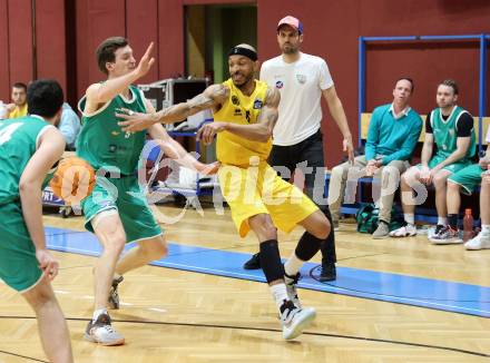 Basketball 2. Liga 2023/2024. Grunddurchgang 19. Runde.  Woerthersee Piraten gegen KOS. Shawn L. Ray (Piraten),  Andi Smrtnik  (KOS). Klagenfurt, am 24.2.2024.
Foto: Kuess

---
pressefotos, pressefotografie, kuess, qs, qspictures, sport, bild, bilder, bilddatenbank