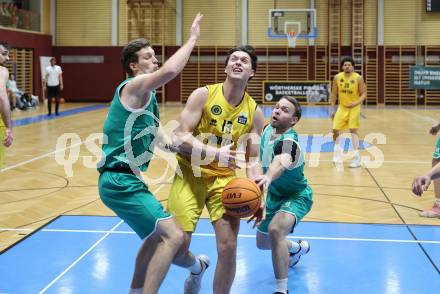 Basketball 2. Liga 2023/2024. Grunddurchgang 19. Runde.  Woerthersee Piraten gegen KOS. Alexander Pirker, (Piraten), Andi Smrtnik,  Tim Huber (KOS). Klagenfurt, am 24.2.2024.
Foto: Kuess

---
pressefotos, pressefotografie, kuess, qs, qspictures, sport, bild, bilder, bilddatenbank