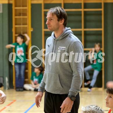 Futsal Schuelerliga. Finale. BRG Spittal (gruen) gegen Waidmannsdorf (blau).  Trainer (Spittal). St. Veit an der Glan, am 22.2.2023.
Foto: Kuess
www.qspictures.net
---
pressefotos, pressefotografie, kuess, qs, qspictures, sport, bild, bilder, bilddatenbank