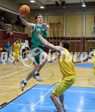 Basketball 2. Liga 2023/2024. Grunddurchgang 19. Runde.  Woerthersee Piraten gegen KOS. Simon Finzgar (Piraten),   Andi Smrtnik (KOS). Klagenfurt, am 24.2.2024.
Foto: Kuess

---
pressefotos, pressefotografie, kuess, qs, qspictures, sport, bild, bilder, bilddatenbank