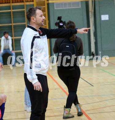 Futsal Schuelerliga. Finale. BRG Spittal (gruen) gegen Waidmannsdorf (blau).  Trainer Stefan Friessnegger (Waidmannsdorf). St. Veit an der Glan, am 22.2.2023.
Foto: Kuess
www.qspictures.net
---
pressefotos, pressefotografie, kuess, qs, qspictures, sport, bild, bilder, bilddatenbank