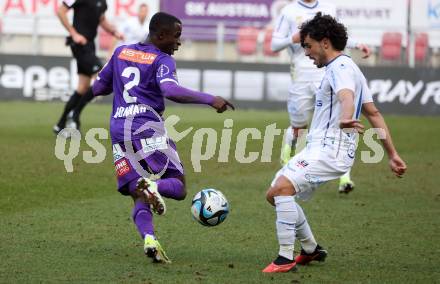 Fussball Bundesliga. SK Austria Klagenfurt gegen FC Blau Weiss Linz.  Solomon Bonnah, (Klagenfurt),  Soares Alves Joao Luiz  (Linz).  Klagenfurt, am 25.2.2024.
Foto: Kuess
www.qspictures.net
---
pressefotos, pressefotografie, kuess, qs, qspictures, sport, bild, bilder, bilddatenbank