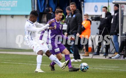 Fussball Bundesliga. SK Austria Klagenfurt gegen FC Blau Weiss Linz.  Till Schumacher,  (Klagenfurt), Paul Mansah  (Linz).  Klagenfurt, am 25.2.2024.
Foto: Kuess
www.qspictures.net
---
pressefotos, pressefotografie, kuess, qs, qspictures, sport, bild, bilder, bilddatenbank