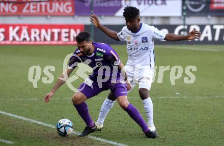 Fussball Bundesliga. SK Austria Klagenfurt gegen FC Blau Weiss Linz. Kosmas Gkezos, (Klagenfurt),   Paul Mensah  (Linz).  Klagenfurt, am 25.2.2024.
Foto: Kuess
www.qspictures.net
---
pressefotos, pressefotografie, kuess, qs, qspictures, sport, bild, bilder, bilddatenbank