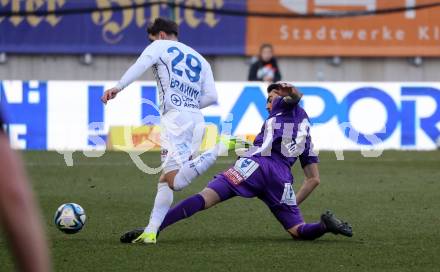 Fussball Bundesliga. SK Austria Klagenfurt gegen FC Blau Weiss Linz.  Kosmas Gkezos, (Klagenfurt),  Mehmet Ibrahimi  (Linz).  Klagenfurt, am 25.2.2024.
Foto: Kuess
www.qspictures.net
---
pressefotos, pressefotografie, kuess, qs, qspictures, sport, bild, bilder, bilddatenbank