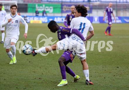 Fussball Bundesliga. SK Austria Klagenfurt gegen FC Blau Weiss Linz.  Solomon Bonnah, (Klagenfurt),  Soares Alves Joao Luiz  (Linz).  Klagenfurt, am 25.2.2024.
Foto: Kuess
www.qspictures.net
---
pressefotos, pressefotografie, kuess, qs, qspictures, sport, bild, bilder, bilddatenbank