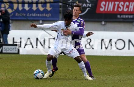 Fussball Bundesliga. SK Austria Klagenfurt gegen FC Blau Weiss Linz.  Till Schumacher,  (Klagenfurt), Paul Mansah  (Linz).  Klagenfurt, am 25.2.2024.
Foto: Kuess
www.qspictures.net
---
pressefotos, pressefotografie, kuess, qs, qspictures, sport, bild, bilder, bilddatenbank