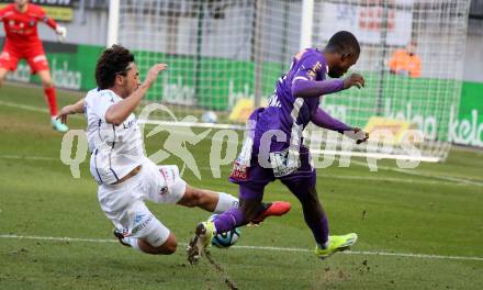 Fussball Bundesliga. SK Austria Klagenfurt gegen FC Blau Weiss Linz.  Solomon Bonnah,  (Klagenfurt),  Soares Alves Joao Luiz (Linz).  Klagenfurt, am 25.2.2024.
Foto: Kuess
www.qspictures.net
---
pressefotos, pressefotografie, kuess, qs, qspictures, sport, bild, bilder, bilddatenbank