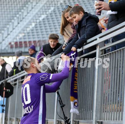 Fussball Bundesliga. SK Austria Klagenfurt gegen FC Blau Weiss Linz. Rico Benatelli, Fans  (Klagenfurt).  Klagenfurt, am 25.2.2024.
Foto: Kuess
www.qspictures.net
---
pressefotos, pressefotografie, kuess, qs, qspictures, sport, bild, bilder, bilddatenbank