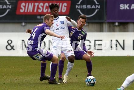 Fussball Bundesliga. SK Austria Klagenfurt gegen FC Blau Weiss Linz. Christopher CVetko, Till Schumacher, (Klagenfurt),  Paul Mensah   (Linz).  Klagenfurt, am 25.2.2024.
Foto: Kuess
www.qspictures.net
---
pressefotos, pressefotografie, kuess, qs, qspictures, sport, bild, bilder, bilddatenbank