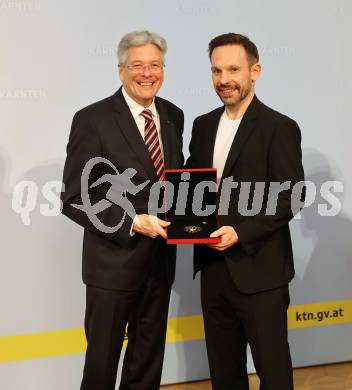 Eishockey, Fussball. Verleihung Sportleistungsmedaille in Gold.  Landeshauptmann Peter Kaiser, Thomas Koch. Klagenfurt, am 29.2.2024.
Foto: Kuess
www.qspictures.net
---
pressefotos, pressefotografie, kuess, qs, qspictures, sport, bild, bilder, bilddatenbank