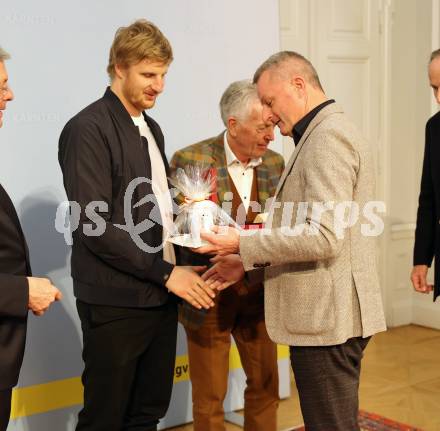 Eishockey, Fussball. Verleihung Sportleistungsmedaille in Gold.  Martin Hinteregger,  Guenther Leikam,. Klagenfurt, am 29.2.2024.
Foto: Kuess
www.qspictures.net
---
pressefotos, pressefotografie, kuess, qs, qspictures, sport, bild, bilder, bilddatenbank