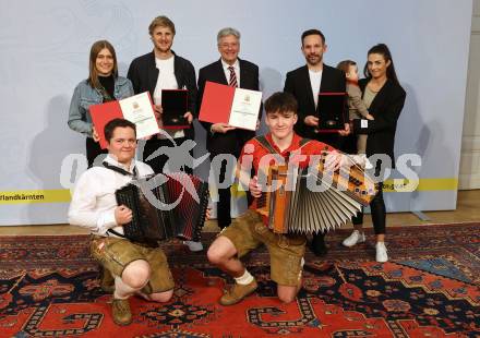 Eishockey, Fussball. Verleihung Sportleistungsmedaille in Gold.  Corina, Martin Hinteregger, Landeshauptmann Peter Kaiser, Thomas Koch, Noah, Ivana. Klagenfurt, am 29.2.2024.
Foto: Kuess
www.qspictures.net
---
pressefotos, pressefotografie, kuess, qs, qspictures, sport, bild, bilder, bilddatenbank