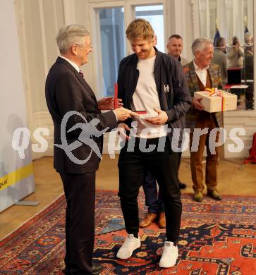 Eishockey, Fussball. Verleihung Sportleistungsmedaille in Gold.  Landeshauptmann Peter Kaiser, Martin Hinteregger. Klagenfurt, am 29.2.2024.
Foto: Kuess
www.qspictures.net
---
pressefotos, pressefotografie, kuess, qs, qspictures, sport, bild, bilder, bilddatenbank