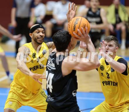 Basketball 2. Liga 2023/2024. Playoffs. VF-031.  Woerthersee Piraten gegen Guessing Blackbirds.   Shawn L. Ray, Jernej Andolsek Heine (Piraten),  Christoph Astl   (Guessing). Klagenfurt, am 2.3.2024.
Foto: Kuess

---
pressefotos, pressefotografie, kuess, qs, qspictures, sport, bild, bilder, bilddatenbank