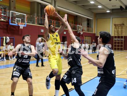 Basketball 2. Liga 2023/2024. Playoffs. VF-031.  Woerthersee Piraten gegen Guessing Blackbirds.  Shawn L. Ray  (Piraten),  Christoph Astl , Jakob Ernst  (Guessing). Klagenfurt, am 2.3.2024.
Foto: Kuess

---
pressefotos, pressefotografie, kuess, qs, qspictures, sport, bild, bilder, bilddatenbank