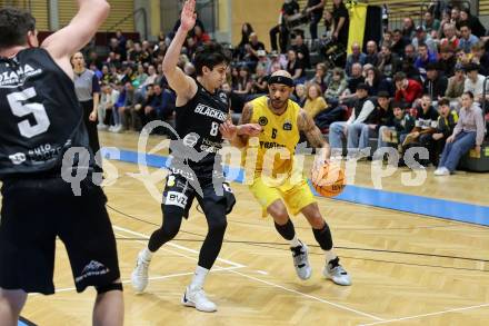 Basketball 2. Liga 2023/2024. Playoffs. VF-031.  Woerthersee Piraten gegen Guessing Blackbirds.  Shawn L. Ray  (Piraten),  Bernhard Koch  (Guessing). Klagenfurt, am 2.3.2024.
Foto: Kuess

---
pressefotos, pressefotografie, kuess, qs, qspictures, sport, bild, bilder, bilddatenbank