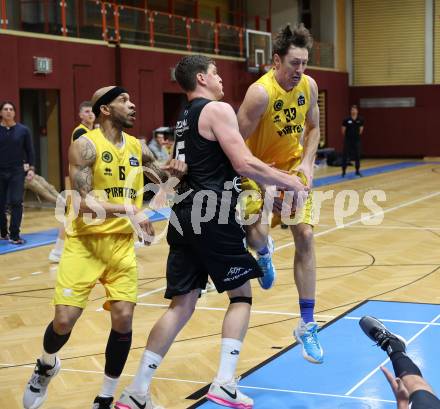 Basketball 2. Liga 2023/2024. Playoffs. VF-031.  Woerthersee Piraten gegen Guessing Blackbirds.  Simon Finzgar  (Piraten),  Thomas Knor, Sebastian Koch (Guessing). Klagenfurt, am 2.3.2024.
Foto: Kuess

---
pressefotos, pressefotografie, kuess, qs, qspictures, sport, bild, bilder, bilddatenbank