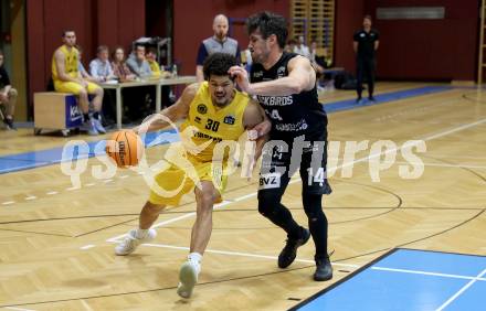 Basketball 2. Liga 2023/2024. Playoffs. VF-031.  Woerthersee Piraten gegen Guessing Blackbirds.   Marcus Holyfield (Piraten),   Christoph Astl  (Guessing). Klagenfurt, am 2.3.2024.
Foto: Kuess

---
pressefotos, pressefotografie, kuess, qs, qspictures, sport, bild, bilder, bilddatenbank