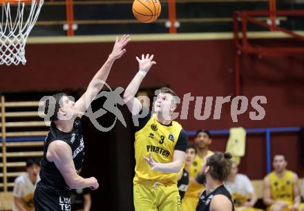 Basketball 2. Liga 2023/2024. Playoffs. VF-031.  Woerthersee Piraten gegen Guessing Blackbirds.    Jernej Andolsek Heine (Piraten),  Sebastian Koch  (Guessing). Klagenfurt, am 2.3.2024.
Foto: Kuess

---
pressefotos, pressefotografie, kuess, qs, qspictures, sport, bild, bilder, bilddatenbank