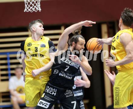 Basketball 2. Liga 2023/2024. Playoffs. VF-031.  Woerthersee Piraten gegen Guessing Blackbirds.   Jernej Andolsek Heine,  Simon Finzgar (Piraten),   Florian Poecksteiner (Guessing). Klagenfurt, am 2.3.2024.
Foto: Kuess

---
pressefotos, pressefotografie, kuess, qs, qspictures, sport, bild, bilder, bilddatenbank