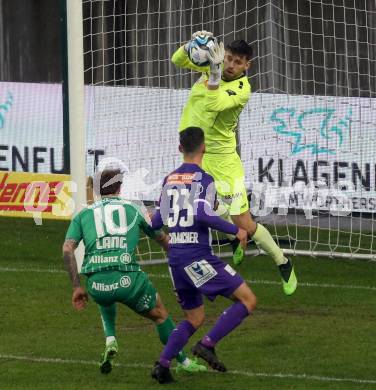 Fussball Bundesliga. SK Austria Klagenfurt gegen Rapid Wien.  Phillip Menzel, Till Schumacher,  (Klagenfurt),  Christoph Lang (Rapid).  Klagenfurt, am 10.3.2024.
Foto: Kuess
www.qspictures.net
---
pressefotos, pressefotografie, kuess, qs, qspictures, sport, bild, bilder, bilddatenbank