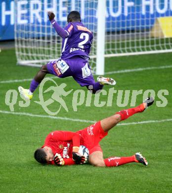 Fussball Bundesliga. SK Austria Klagenfurt gegen Rapid Wien.  Solomon Bonnah, (Klagenfurt),  Niklas Hedl  (Rapid).  Klagenfurt, am 10.3.2024.
Foto: Kuess
www.qspictures.net
---
pressefotos, pressefotografie, kuess, qs, qspictures, sport, bild, bilder, bilddatenbank