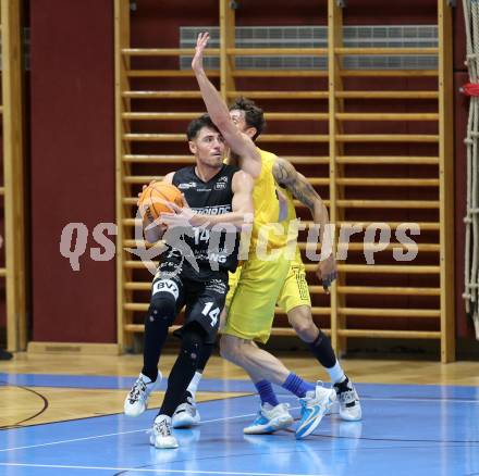 Basketball 2. Liga 2023/2024. Playoffs. VF-033.  Woerthersee Piraten gegen Guessing Blackbirds.   Simon Finzgar (Piraten),  Christoph Astl   (Guessing). Klagenfurt, am 16.3.2024.
Foto: Kuess

---
pressefotos, pressefotografie, kuess, qs, qspictures, sport, bild, bilder, bilddatenbank