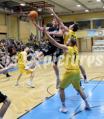 Basketball 2. Liga 2023/2024. Playoffs. VF-033.  Woerthersee Piraten gegen Guessing Blackbirds.  Daniel Filipovic, Simon Finzgar  (Piraten),   Sebastian Koch (Guessing). Klagenfurt, am 16.3.2024.
Foto: Kuess

---
pressefotos, pressefotografie, kuess, qs, qspictures, sport, bild, bilder, bilddatenbank