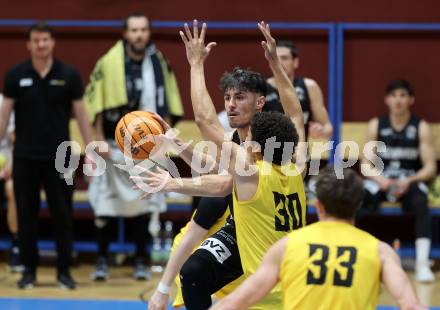 Basketball 2. Liga 2023/2024. Playoffs. VF-033.  Woerthersee Piraten gegen Guessing Blackbirds.  Marcus Holyfield  (Piraten), Christoph Astl    (Guessing). Klagenfurt, am 16.3.2024.
Foto: Kuess

---
pressefotos, pressefotografie, kuess, qs, qspictures, sport, bild, bilder, bilddatenbank